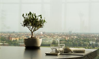 The beautiful view from one of the tables at Unico. In this selection you will find eight alternatives where to observe Milan from above, sitting at the table of an excellent restaurant