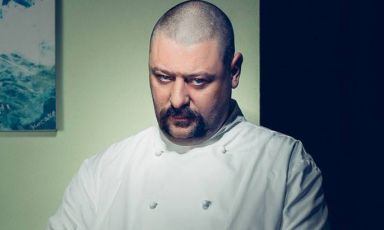 Matteo Fronduti, oltre che ottimo cuoco - e prossimo concorrente di TopChef Italia, in onda da metà settembre su Nove - è penna arguta, che si diverte a ironizzare sulle (tante) assurdità che costellano il suo lavoro a contatto coi clienti. Ne abbiamo ricavato un piccolo florilegio (foto Maurizio Camagna)
