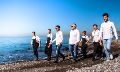 Foto di gruppo degli Izzo con Luigi Salomone e collaboratori sulla spiaggia di Castellammare di Stabia, la città del loro Piazzetta Milù
