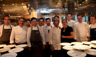 Gruppo di chef ospiti al completo nella seconda giornata dei festeggiamenti per i quarant'anni del Piccolo Lago di Verbania. In primo piano, da sinistra il secondo &egrave; Pino Lavarra, dopo di lui si riconoscono Josean Alija, Yoji Tokuyoshi, Vladimir Mukhin e il padrone di casa, Marco Sacco. Dietro di lui, i due spilungoni in secondo piano sono Giorgio Revelli e, a destra, Paolo Griffa. (Foto Paolo Picciotto)
