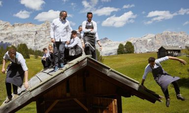 Norbert Niederkofler e Lukas Gerges sul tetto, scende invece Michele Lazzarini, sulla destra: la diffusione del progetto Cook the mountain passa anche attraverso questa fase di passaggio al St. Hubertus, in Alta Val Badia
