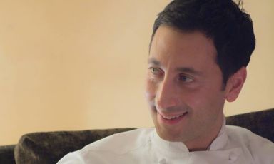 Due imperdibili pranzi per aprire la settimana: lo chef pugliese Fabio Abbattista, di stanza a L'Albereta, porterà a Identità Expo la sua passione per l'eccellenza della materia prima, per la tradizione gastronomica italiana, per la stagionalità degli ingredienti. Per assaggiare i suoi piatti è possibile prenotarsi (il costo è di 75 euro per quattro portate vini compresi) mandando una mail a expo@magentabureau.it o telefonando al +39 02 62012701