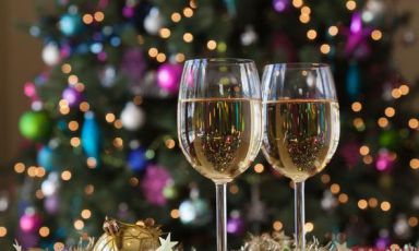 Second episode in Identità Golose’s series dedicated to the wines to be paired with holiday dishes, thanks to the recommendations of the Best Sommelier in Italy, Andrea Galanti, who was voted little over one month ago, as we said here. After bubbles, it is now the turn of white wines

