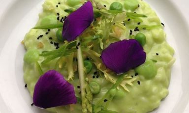 La cena vegetariana di Identit&agrave; Golose, marted&igrave; 24 al Ratan&agrave; di Milano, sar&agrave; anche un modo perfetto per festeggiare l'arrivo della primavera. Un inno alla stagione della rinascita &egrave; anche questo risotto di Cesare Battisti -&nbsp;tra i piatti che verranno offerti nella serata - a base di asparagi pugliesi, limoni sotto sale, petali di viola e semi di nigella sativa. Il menu sar&agrave; firmato anche da Alice Delcourt dell'Erba Brusca e dal pasticcere Luca De Santi