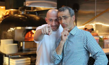 Maico Campilongo, a destra, con lo chef pugliese Krystian D'Angelo. Insieme al fratello di Maico, Franco,&nbsp;sono i protagonisti di una storia di successo, quella del ristorante-pizzeria&nbsp;Ter&uacute;n&nbsp;di Palo Alto, California. La vicenda per&ograve; pone un problema: come approvvigionarsi di prodotti italiani di qualit&agrave; (specie di quelli freschi, o l'importazione dei quali &egrave; difficoltosa) sulla West Coast? La risposta &egrave;...
