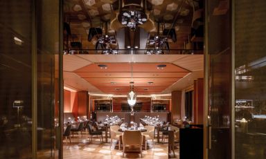 L'elegante sala del ristorante del Bulgari Hotel Paris
