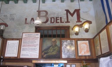 Alle pareti della Bodeguita del Medio, anche una foto di Hemingway con Fidel Castro