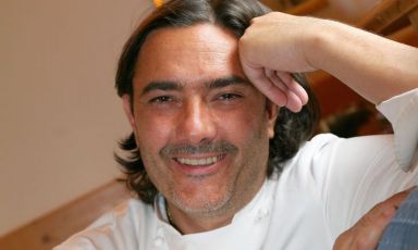 Stefano Masanti, classe 1970, di Madesimo (Sondrio), località in cui gestisce il Cantinone dello Sport Hotel Alpina, una stella Michelin dal 2008. Da Pasqua a novembre cura invece tutta la linea gastronomica della Vittorio Sattui Winery in Napa Valley, California
