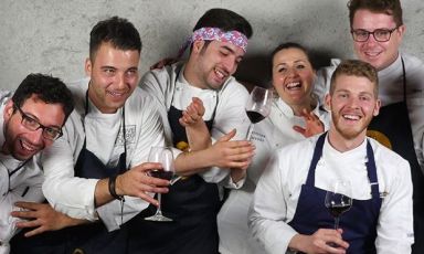 La foto è di qualche anno fa, ma racconta molto bene la new wave della cucina calabra che si è fatta strada, oggi tutti gli chef qui ritratti (meno uno) sono inseriti nella Guida Identità Golose 2021. Da sinistra Antonio Biafora, Emanuele Stringaro, Emanuele Lecce, Caterina Ceraudo, Luca Abbruzzino, Nino Rossi
