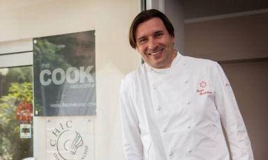 Il cuoco ligure Ivano Ricchebono arriverà lunedì 21 settembre nella cucina di Identità Expo S.Pellegrino: per l'occasione ha scelto di presentare un menu che affonda le radici nella storia della gastronomia della sua terra. È possibile prenotarsi (il costo è di 75 euro per quattro portate vini compresi) mandando una mail a: expo@magentabureau.it o telefonando al +39 02 62012701