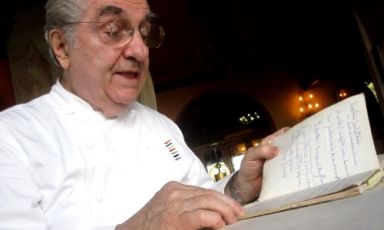 Gualtiero Marchesi legge a tavola a Erbusco aforismi e pensieri raccolti di suo pugno negli ultimi 30 anni. Nel prezioso quaderno, ricordi personali e citazioni dalla letteratura, dalla musica e dell'arte. Anche divertenti come quella finale di Charles Baudelaire: «La campagna è quello strano posto in cui le galline vanno in giro crude» (foto Zanatta)