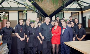 Al centro, pi&ugrave; alto degli altri, il cuoco Jonnie Boer&nbsp;con tutta la brigata del De Librije, ristorante con&nbsp;3 stelle Michelin a&nbsp;Zwolle in Olanda, telefono&nbsp;+31.(0)38.8530000. Al suo fianco la moglie Therese, sommelier della stessa insegna, a sua volta accanto a&nbsp;Jos&egrave; Gomez, quarta generazione dei prosciuttai Joselito, ritenuto il miglior jam&oacute;n del mondo