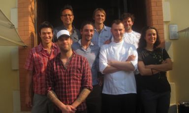 Immortalati all'ingresso del Ratanà, i protagonisti di "Grande cucina, piccoli piatti", un viaggio di 10 ore (dalle 12 alle 22) nel segno del rubitt, che avrà luogo domenica 10 giugno al Dopolavoro Bicocca presso l'Hangar Bicocca, via Chiese 2 a Milano. I tre in alto, da sinistra, sono Roberto Okabe del Finger's Garden, Beniamino Nespor de Al Mercato e Cesare Battisti del Ratanà. Al centro, Gustavo Young del Finger's Garden, Paolo Casanova del Dopolavoro, il pasticcere Luca De Santi e Alice Delcourt dell'Erba Brusca. Sul gradino più basso, supertatuato, Eugenio Roncoroni, l'altra metà de Al Mercato