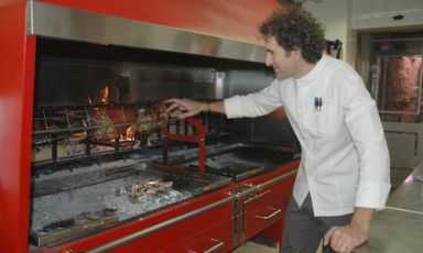 Luca Brasi e il suo magnifico girarrosto a legna in cui girano polli ruspanti e carne alla brace. Il cuoco di Clusone, gi&agrave; noto per la Lucanda, ha aperto qualche mese fa a Bergamo Civus, il suo personale "fast food". E ora &egrave; tornato a Osio Sotto (Bergamo), per scommettere su&nbsp;La Braseria, telefono&nbsp;+39.035.808692, ristorante che fa della grande carne il suo punto forte