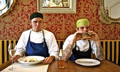 Beniamino Nespor ed Eugeno Roncoroni, le due menti de Al Mercato di via Sant'Eufemia 16 a Milano, telefono +39.02.87237167. Nella giornata di Grande cucina piccoli piatti, 10 giugno al Dopolavoro Bicocca di via Chiese a Milano, prepareranno 4 superpietanze in miniatura: lampredotto, bánh mì, lingua in due modi e pickled eggs (foto di Giuseppe Albera)