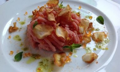 Tartare di vitello sanato con bottarga, uova di trota e topinambur croccante di Cesare Battisti del Ratanà di Milano. Il piatto sarà sarà uno dei 3 assi nella manica che il cuoco trentino/milanese cucinerà il 10 giugno al Dopolavoro in Bicocca, Milano, teatro della prima edizione di "Grande cucina piccoli piatti", una maratona tutta dedicata al rubitt