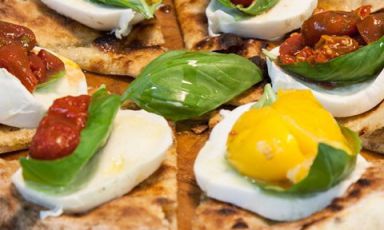 Una pizza sfornata da Lievità, tra le migliori novità sulla scena milanese