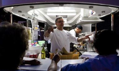 Il cuoco di Senigallia Mauro Uliassi a bordo del suo futuribile food-truck, un van che porta a spasso la sua idea di cucina itinierante. Tutte le ricette sono preparate al ristorante Uliassi, abbattute e poi rigenerate a bordo. Si va dai Trapizzini alla trippa del canaparo fino al Bombolone alla crema. Ma ci si può anche fare dei super-Daiquiri. Prossimo appuntamento: lungomare di Senigallia per i fuochi d'artificio del weekend 8-10 giugno