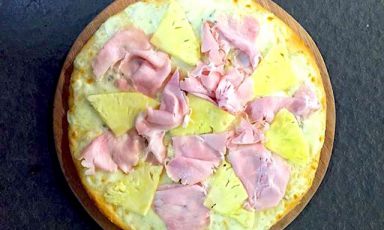 Dopo le polemiche sulla pizza all'ananas, interviene Massimo Gatti de I Due Gatti di Borgotaro e Parma. «Io la preparo» (vedi foto sopra). E la difende pure 
