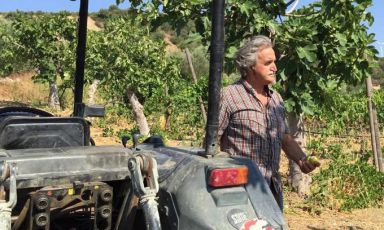 Roberto Ceraudo, agricoltore e proprietario dell'omonima azienda agricola di Strongoli, in provincia di Crotone, Calabria, condotta oggi coi figli Susy, Giuseppe e Caterina. Settanta ettari in tutto tra ulivi, vigneti, orti e agrumeti. Roberto rilevò l'azienda nel 1973, impegnandosi in un mutuo trentennale. La proprietà vanta anche un ristorante, Dattilo, una stella Michelin