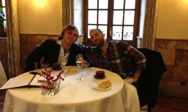 Beniamino Nespor ed Eugenio Roncoroni, i due chef del ristorante Al Mercato di Milano, via Sant’Eufemia 16, +39.02.87237167. La foto è stata scattata al primo piano del ristorante Asador Etxebarri di Atxondo nei Paesi Baschi, una delle tante tappe gastronomiche toccate dai due ragazzi in un weekend toccata e fuga del dicembre scorso. Domenica 10 febbraio saranno tra i protagonisti di "Grande cucina, piccoli piatti", ore 12-15 al Milano Food and Wine Festival