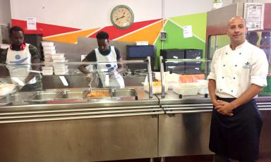 A destra, Daniele Repizzi di Fondazione Progetto Arca, onlus fondata nel 1994 a Milano. Nel 2016 ha offerto un tetto a 86.000 migranti e clochard e servito oltre 2 milioni di pasti
