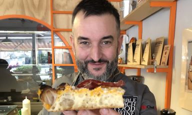 Lorenzo Lolly Groppi dietro al bancone
