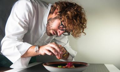 Mirko Ronzoni, che ha vinto Hell's Kitchen, lancia oggi un suo locale a Bergamo... di cucina vegana e vegetariana. Il pezzo di Mariella Caruso per Identità Golose e per www.eastlombardy.it, il sito della Lombardia Orientale Regione Europea della Gastronomia 2017

