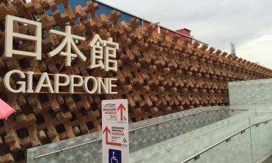 The Pavilion of Japan, almost at the eastern edge of Expo, two floors designed by architect Atsushi Kitagawara: it is made with 17K pieces of wood, fitted so as to let natural light filter through. Conceived to highlight the concept of harmonious diversity, it welcomes 8K visitors per day, on average. The goal is to reach a total of 2 million by the end of the World Fair 