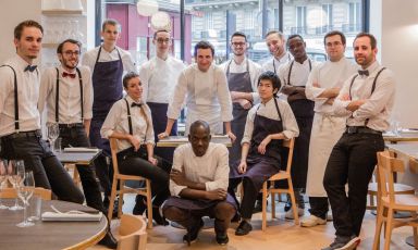 A group photo with the kitchen team from Papillon (tel. +33.01.56798188), one of the most interesting and celebrated novelties in Paris in the early months of 2016. In the middle, patron-chef Christophe Saintagne: after a long and prestigious career next to Alain Ducasse (and shortly also with Jean-François Piège) he decided to work solo 
