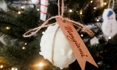 E se le palline dell'albero di Natale fossero di gelato? E' l'idea con cui ha giocato il gelatiere di Pinagel a Peschici, Iginio Ventura, in uno dei suoi post sui social
