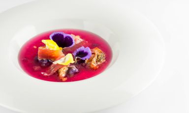 PRIMA... La Margherita di cozze di Giovanni Lorusso, chef del Memory Resort di Bisceglie in Puglia. Ingredienti principali del piatto: cozze pelose, parmigiano, pecorino, pepe in grani e prosciutto di Parma. E... (foto del servizio di Ezio D'Onghia per Oraviaggiando.it)
