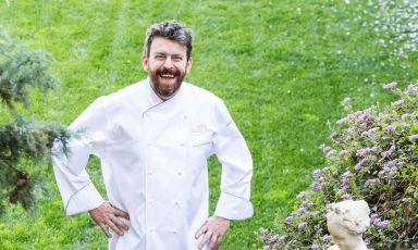 Un sorridente Giorgio Servetto: è lo chef di Nove a Villa della Pergola ad Alassio (Savona)
