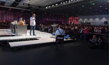 Uno scatto dal retro-palco dell'ultima edizione di Identità Golose Milano, uno dei congressi di cucina d'autore più seguiti al mondo. Con questa sua autorevolezza e know how, lo staff di Identità Golose lancia, in collaborazione con ConviviumLab - Arte del Convivio, la terza edizione del corso per Food Event Manager. Elisa Zanotti ed Elisa Pella, responsabili della comunicazione stampa e digital di questo evento (e di molti altri legati all'attività di Magenta Bureau), saranno tra le docenti del corso e oggi anticipano alcuni contenuti delle loro lezioni
