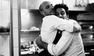 In questa splendida foto di Mickaël A. Bandassak, l'abbraccio di due grandi amici: Giovanni Passerini, a sinistra, e Simone Tondo hanno recentemente aperto i loro nuovi ristoranti parigini. Entrambi con due insegne che portano semplicemente il loro cognome. Ma non sono le sole novità che parlano italiano in riva alla Senna
