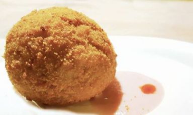 Continua la grande iniziativa di Identità Golose, "I piatti dell'estate": le migliori ricette d'autore dei più grandi chef italiani, che esaltano sapori e profumi della stagione calda. Ecco l'Arancino mari e monti di Salvatore Vicari, chef del ristorante Vicari di Noto (Siracusa). Diversi gli accenti giapponesi nella tipica preparazione isolana: il riso, per esmpio cuoce in un brodo dashi siciliano, fatto con alghe kombu e lische di masculino essiccate
