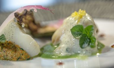Continua la grande iniziativa di Identità Golose, "I piatti dell'estate": le migliori ricette d'autore dei più grandi chef italiani, che esaltano sapori e profumi della stagione calda. Baccalà e zucchine... non scapece! è la proposta ideata e concepita da Faby Scarica, chef di Villa Chiara Orto & Cucina a Vico Equense (Napoli): un piatto che ridipinge in connotati dei Cucuzzielli a scapece della tradizione campana e sorrentina. Foto Tommaso Monti

