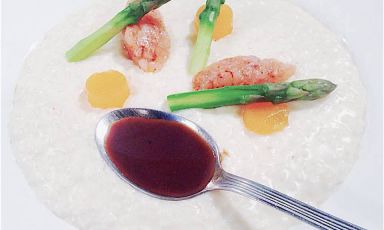 A Esperienze Gustose (che termina oggi a Verona, qui il programma) chef Davide Botta ha presentato questo&nbsp;Risotto con melone pressato, gambero, asparagi e riduzione di carne al porto. Il riso? Rigorosamente un Vialone Nano Veronese: una variet&agrave; coltivata nelle due risaie a fianco del locale dello chef, L'Artigliere. Dietro si cela una storia che risale i secoli, e che vi raccontiamo
