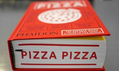 Where to eat pizza è la guida delle migliori pizzerie del mondo, scritta da Daniel Young per Phaidon. Incorona al primo posto Pepe in Grani di Caiazzo (Caserta), non senza qualche mal di pancia...
