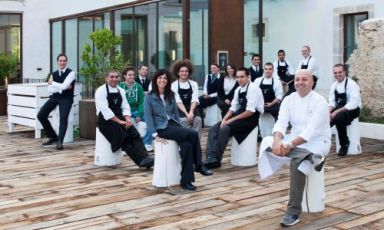 In primo piano il cuoco Niko, in secondo la maître Cristiana con la brigata di sala e cucina del ristorante Reale Casadonna, +39.0864.69382, nuovo ambizioso capitolo aperto dai fratelli Romito a Castel di Sangro (Aq) l'11 agosto 2011 (foto del servizio di Francesca Brambilla e Serena Serrani)