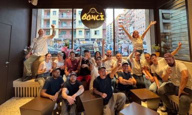 Team in festa per l'inaugurazione del Pizzarium a Roma, completamente rinnovato e ora molto più grande. Si riconosce a sinistra Gabriele Bonci
