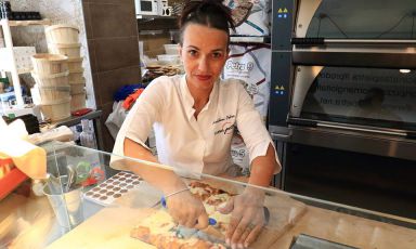 Petra Antolini, insieme al marito Lorenzo, ha aperto la sua prima pizzeria nel 2010, Settimo Cielo. Da agosto 2016 ha avviato anche una seconda attività, Casa Petra, dedicata sempre alla pizza, ma in questo caso d'asporto, stesso paese nel Veronese, Settimo di Pescantina, stessa via, via Antonio Bertoldi, ma al numero civico 32. Cambia il numero di telefono: +39.347.8732984. Il pezzo è uscito in anteprima per Identità di Pizza, la newsletter che Identità Golose dedica al mondo dei lievitati. Per riceverla regolarmente (e gratuitamente) basta iscriversi qui
