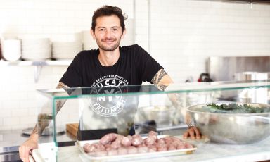 Tuscan Gabriele Corcos is a tv star in the US thanks to his popular cooking programme Extra Virgin on the Cooking Channel (and syndicated in 48 countries around the world). We met him. Here’s his story