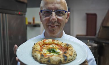 Franco Pepe in una foto di Daniel Young. Il critico gastronomico americano ha la "responsabilità" di aver fatto conoscere nel mondo il pizzaiolo di Caiazzo, indicandolo in un suo libro come il migliore di tutti
