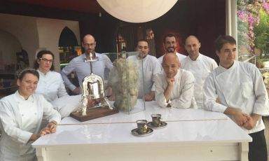 Una buona parte della brigata del ristorante Lido 84 di Gardone Riviera, comune sulla sponda bresciana del lago di Garda, telefono +39.0365.20019. Aperto nel marzo del 2014, l’insegna dei fratelli Camanini (nella foto, lo chef Riccardo è il terzo da destra e suo fratello Giancarlo il terzo da sinistra) in due anni e mezzo si è affermata come una delle più interessanti e sostenibili d’Italia
