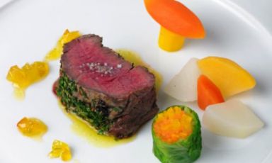 Black Angus dell'Engadina con verdure invernali, frutta, senape e zafferano di Daniel Bumann, cuoco svizzero patron del Chesa Pirani di La Punt, paesino a 15 chilometri da St. Moritz, telefono&nbsp;+41.(0)81.8542515