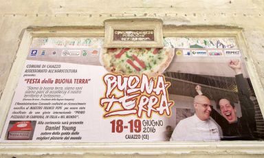 La vicenda degli ultimi anni di Caiazzo, bel centro di 5mila anime nell'Alto Casertano, racconta di come attorno a un indirizzo goloso che dialoga col territorio si possa riattivare una micro-economia fatta di produttori, agricoltori, casari, allevatori, agronomi, affinatori e altri artigiani del gusto, capace di dare nuova vita là dove ormai ce n'era poca. Il nostro racconto per Identità Golose (nella foto di Luciano Furia, il cartellone fatto affiggere dal Comune di Caiazzo per celebrare la Pepe in Grani prima pizzeria del mondo secondo la guida Where to eat pizza di Daniel Young)
