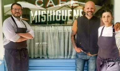 Al centro, lo chef Tomas Kalika davanti alla vetrina di Café Mishiguene, assieme alla sous chef Daiana Vinci e all’executive chef Leonardo Govetto. Café Mishiguene è nato nel 2021. E' una versione più informale del popolare Mishiguene, numero 20 nella Latina America's 50Best
