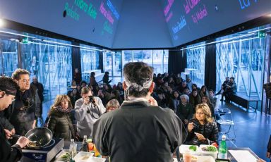 Di spalle, Roberto Okabe, chef brasiliano di origini nipponiche, titolare di Finger's e Finger's Garden a Milano. Okabe &egrave; stato uno dei 10 protagonisti che settimana scorsa hanno animato 10 lezioni del ciclo "La cucina internazionale a Milano", una collaborazione tra Expogate e Identit&agrave; Golose, parte di "Milano Mutliculturale",&nbsp;palinsesto che per l&rsquo;intero mese di gennaio racconta i bagliori del cosmopolitismo meneghino attraverso anche film d&rsquo;autore, documentari e arti performative (foto e fotogallery a cura di Stefania Ciocca)