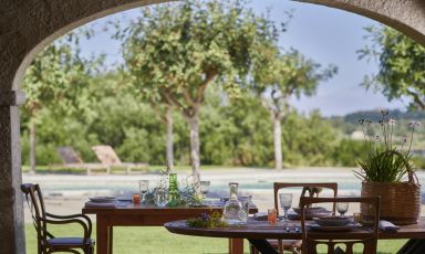 Cascioni Eco Retreat è un resort agricolo di charme su 18 ettari con azienda biologica certificata con 3.000 ulivi, api e maiali, orti, vigne fondato da Luca Filigheddu
